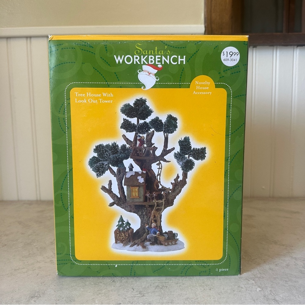 Santa's Workbench Tree House with Look Out Tower EUC w Box Christmas Accessory